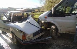 Otomobil ve minibüs çarpıştı: 3 yaralı