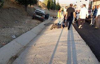 Otomobil yoldan çıktı: 3 yaralı