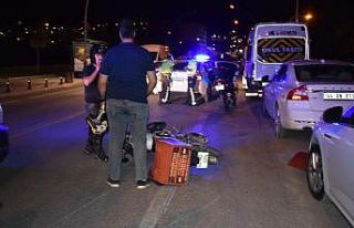 Otomobilin açılan kapısına çarpan motokurye yaralandı