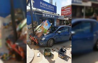 Otomobilin büfeye girme anı güvenlik kamerasına...