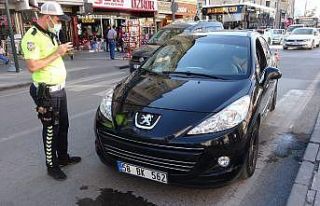 Otomobilin çarptığı anne ve oğlu yaralandı