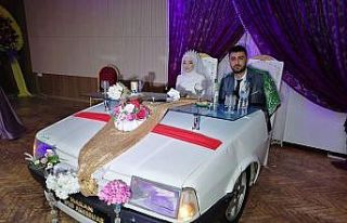 Otomobilin ön tarafını kesti gelin damat masası...