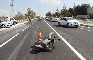 Otomobille çarpışan elektrikli bisikletin sürücüsü...