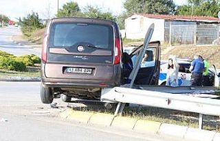 Otomobille çarpışan hafif ticari araç bariyerin...