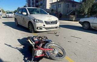 Otomobille çarpışan motosikletin sürücüsü yaralandı