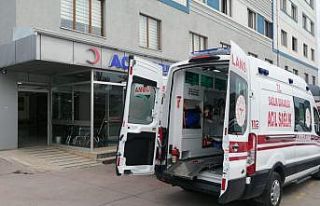 Otomobiller kafa kafaya çarpıştı: 3 yaralı