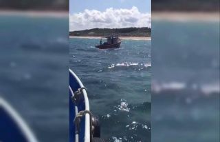 (ÖZEL) Arıza yapan tekne karaya oturmak üzereyken...