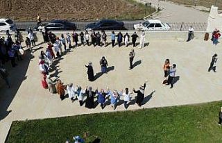 (Özel) Bayburtlu kadınlar halay çekerek stres attı