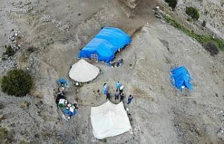 (Özel) Erzincan’ın sarp dağlarını aşan sağlıkçılar...