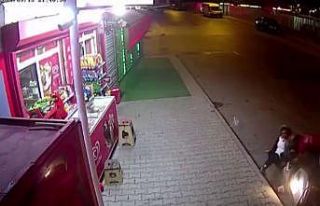 (Özel) Fren yerine gaza basan motosikletli kaldırıma...