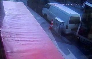 (Özel) Freni boşalan kamyonet park halindeki araca...