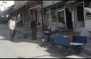 (Özel) Hem sokakları süpürüyor hem de göbek...