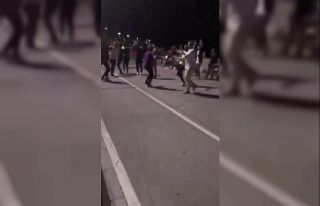 (Özel) Kadıköy’de önce oyun havası oynadılar,...