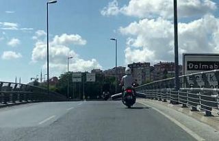 (Özel) Motosikletlinin tehlikeli yolculuğu kamerada