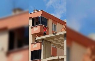 (Özel) Pendik’te çatıya çıkan genç, öğrencilerin...