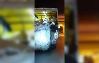 (Özel) Pendik’te kamyonete asılan vatandaşın...