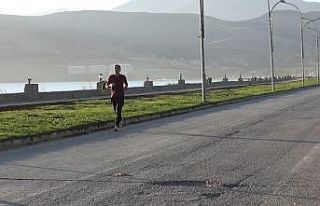 (ÖZEL) Sağlıklı yaşam için Tatvan sahilinde...