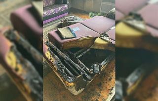 (Özel) Şarja takılı bırakılan powerbank patladı,...