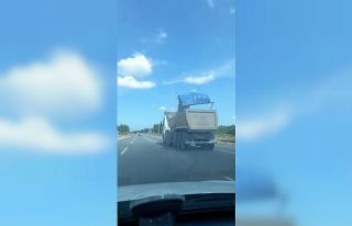 (Özel) Şile yolunda kamyonun kasasından dökülen...