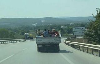 (Özel) Şile’de kamyonet kasasında 8 kişinin...