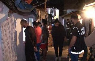 (ÖZEL) -Sokak ortasında uyuşturucu satışı yapan...