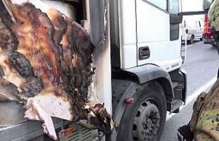 (Özel) Sultangazi’de kağıt yüklü kamyon seyir...