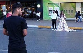 (Özel) Taksim Meydanı yabancı çiftlerin ilgi odağı...