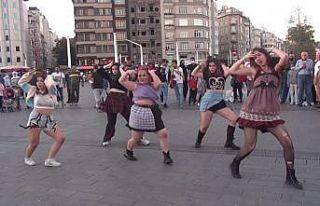 (ÖZEL) Taksim’de dans eden youtuberlara vatandaştan...