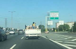 (Özel) TEM’de kamyonet kasasındaki çocukların...