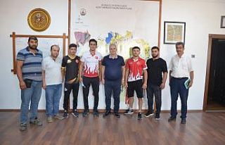 Özgan, bilek güreşinde dereceye giren sporcuları...