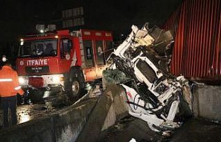Parçalara ayrılan tırda sıkışan yaralı sürücüyü...