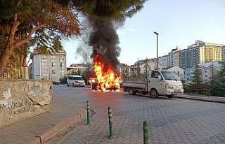 Park halindeki araç alev alev yandı
