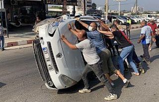 Park halindeki araca çarpan otomobil devrildi, vatandaşlar...