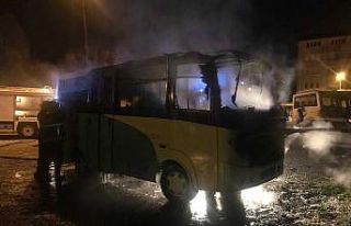 Park halindeki minibüs alev alev yandı
