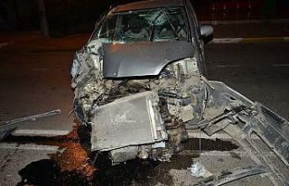 Park halindeki otobüse çarpan araç sürücüsü...