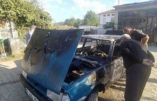 Park halindeki otomobil yandı