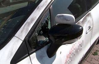 Park halindeki sürücü kursu araçlarının camlarını...