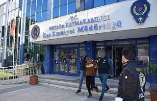 Parkta oturan husumetlisini silahla yaraladı