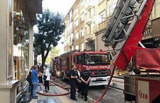 Pendik’te 5 katlı binada çatı yangını