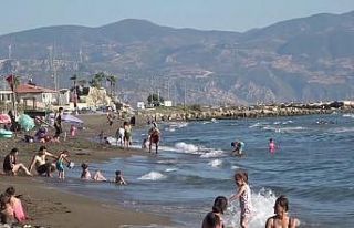 Petrol atıklarına rağmen yüzen vatandaştan ilginç...