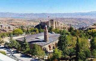 Pisa kulesinden daha eğik olan tarihi eğri minare...