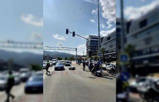 Plakasız motosiklet sürücüsü kaçarken ortalığı...