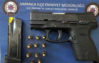 Polis uygulamasında üzerinden ruhsatsız tabanca...