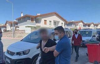 Polisi görünce kapıyı kilitleyen aranan şahıs...