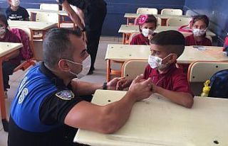 Polisin dağıttığı çantaya sarılıp bırakmadı