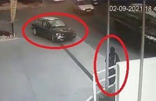 Polisten kaçan 2 kişi araçla servis bekleyen genç...