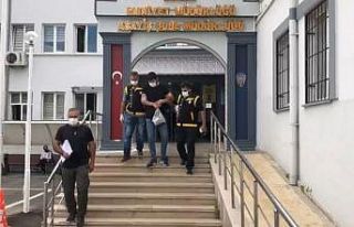 Polisten kaçarken servis bekleyen genç kadına çarpan...
