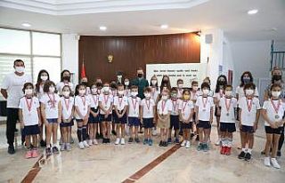 Rektör Hotar, okullarına kavuşan miniklerle buluştu