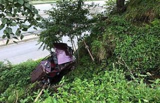 Rize’de araç şarampole yuvarlandı: 2 yaralı