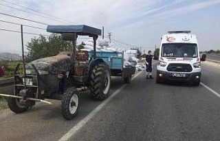 Römorka yüklü üzüm çuvallarına oturan adam...